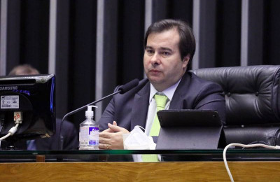 DEM abandona Baleia Rossi e Maia ameaça encaminhar impeachment contra Bolsonaro